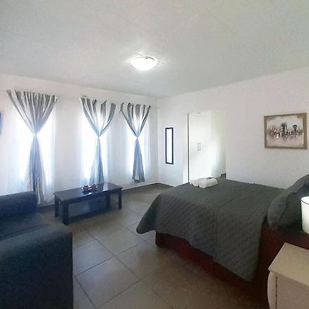 Queens Palace Pretoria-Noord 外观 照片